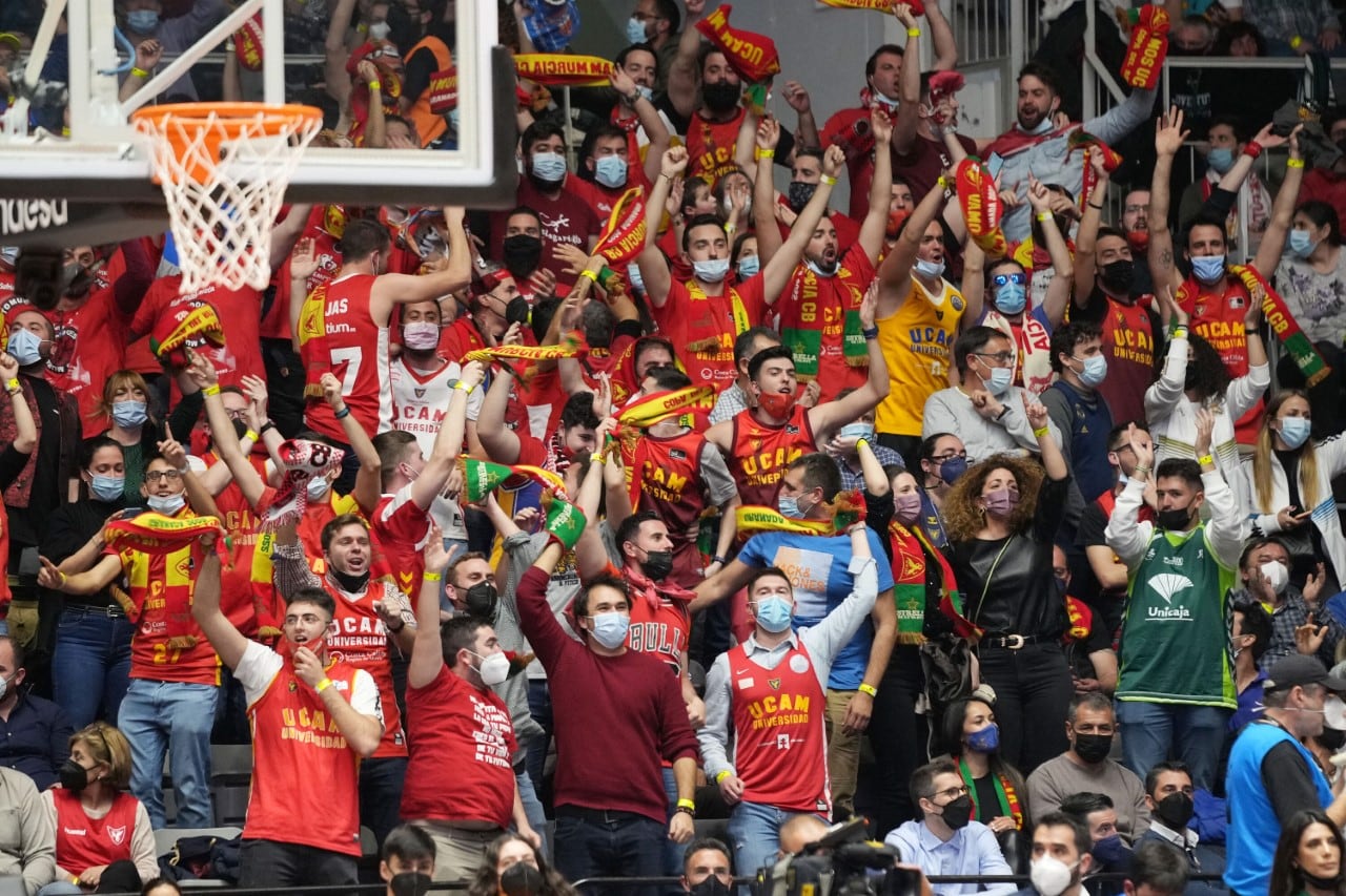 Aficionados del UCAM Murcia CB en Granada