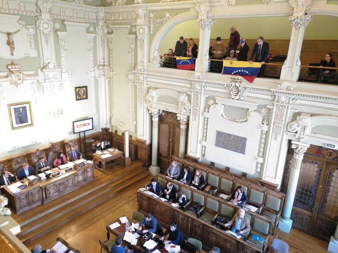 Pleno del Ayuntamiento de Valladolid con venezolanos durante el debate sobre el apoyo a Guaidó