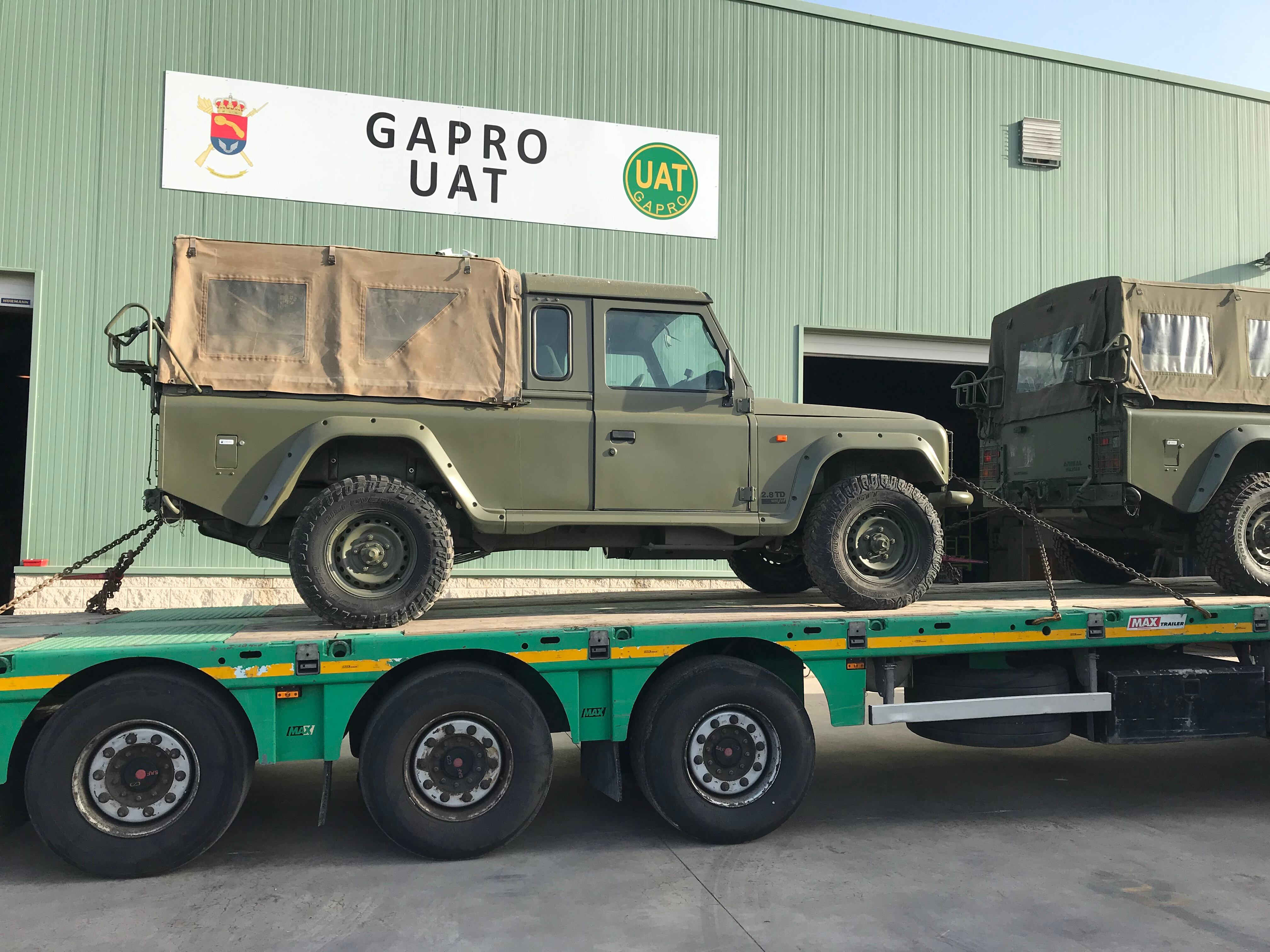 Uno de los camiones cargado con uno de los vehículos todoterreno ANIBAL cedido por el Ejército español a Ucrania