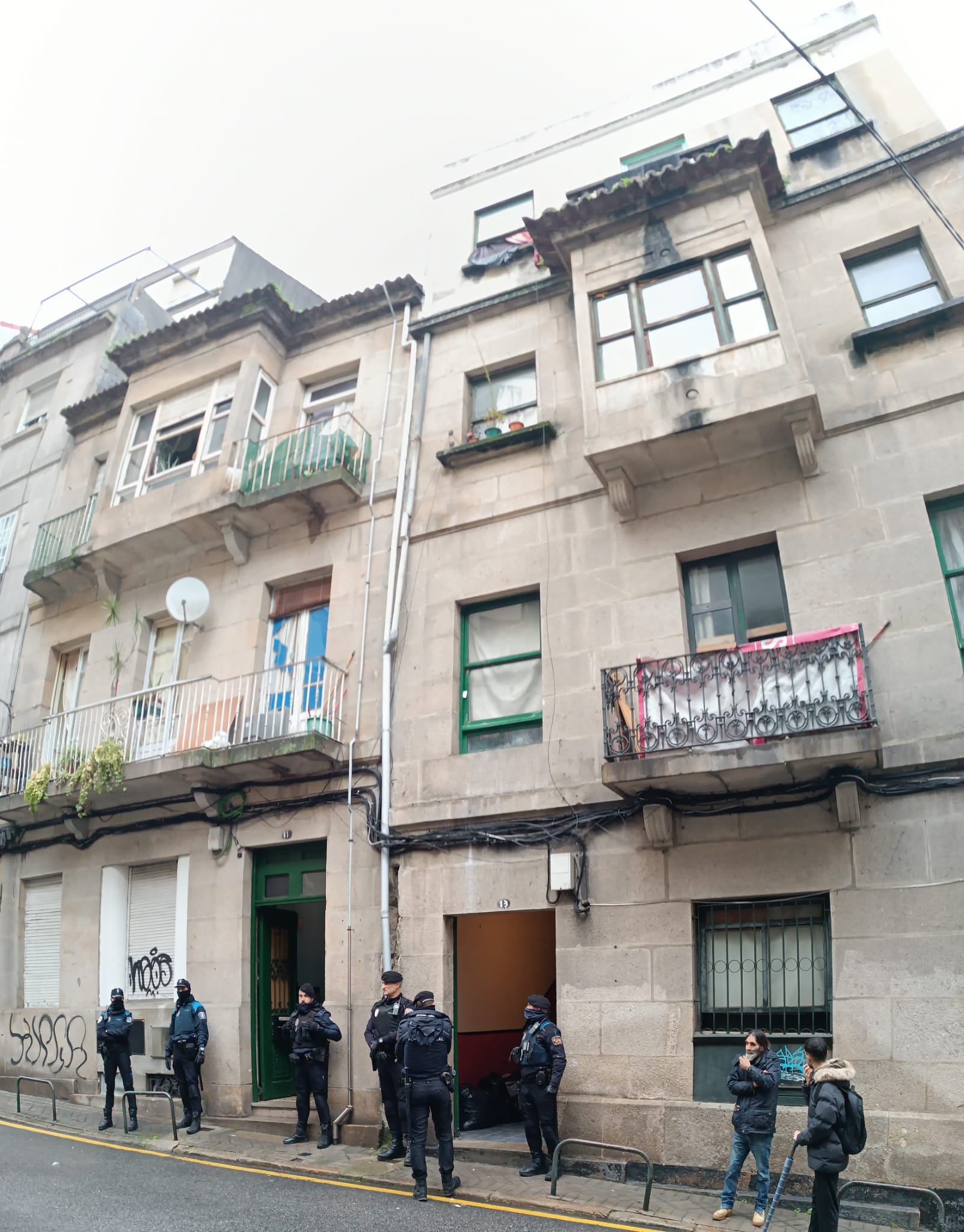 La Policía Local procede al desalojo de los edificios 11 y 13 de la calle Fisterra en Vigo