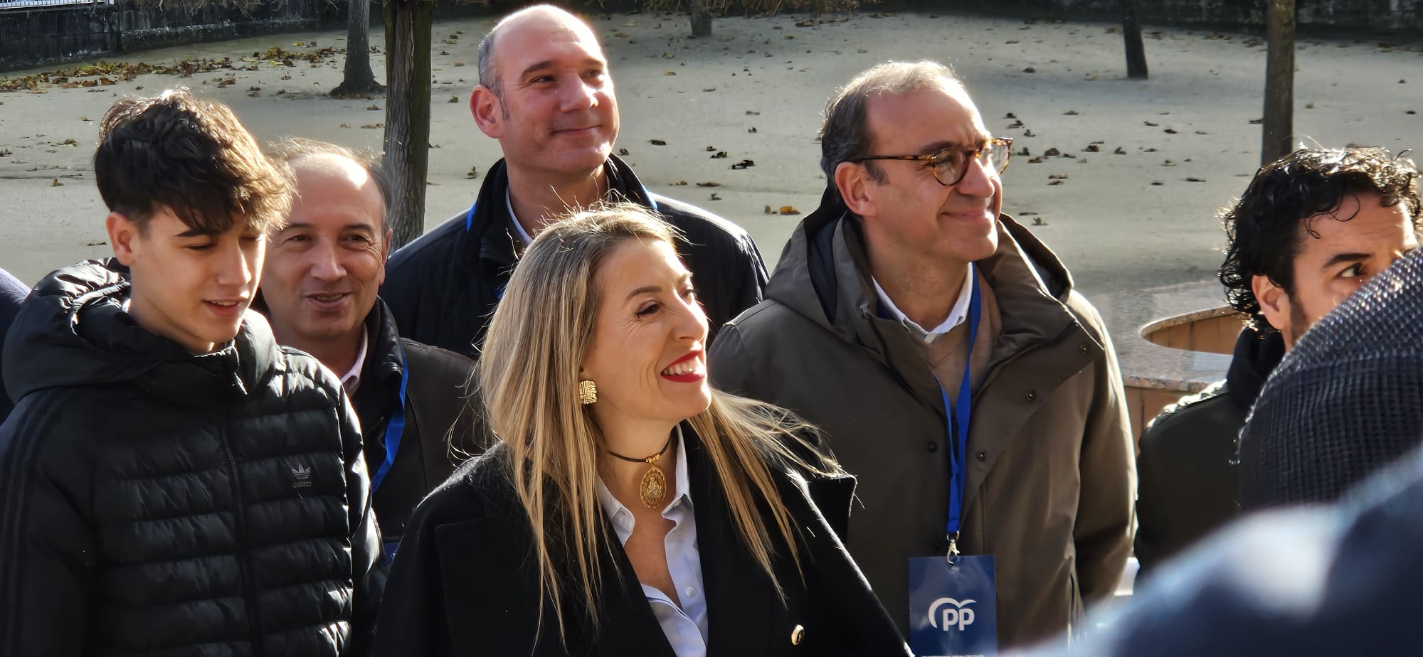 María Guardiola acude a votar el 21D, acompañada por el alcalde de Cáceres, Rafa Mateos