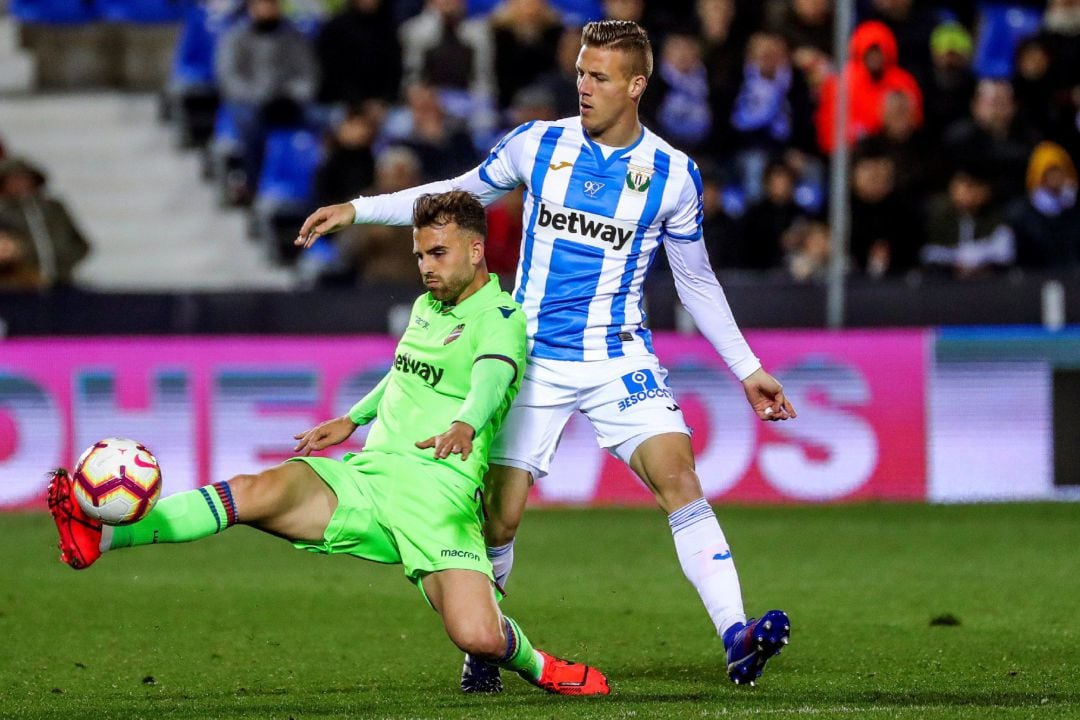 El delantero del Levante, Borja Mayoral, golpea el balón ante el defensa del Leganés, Rodrigo Tarín