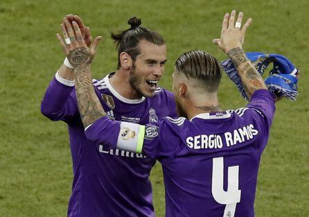 Sergio Ramos, capitán del Real Madrid, se abraza con Gareth Bale