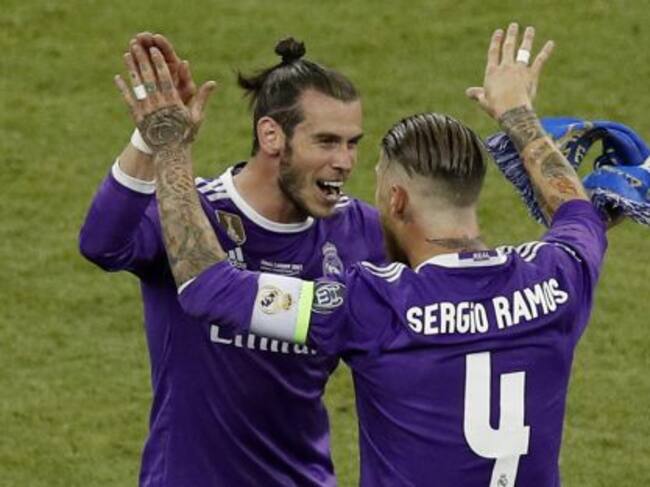 Sergio Ramos, capitán del Real Madrid, se abraza con Gareth Bale