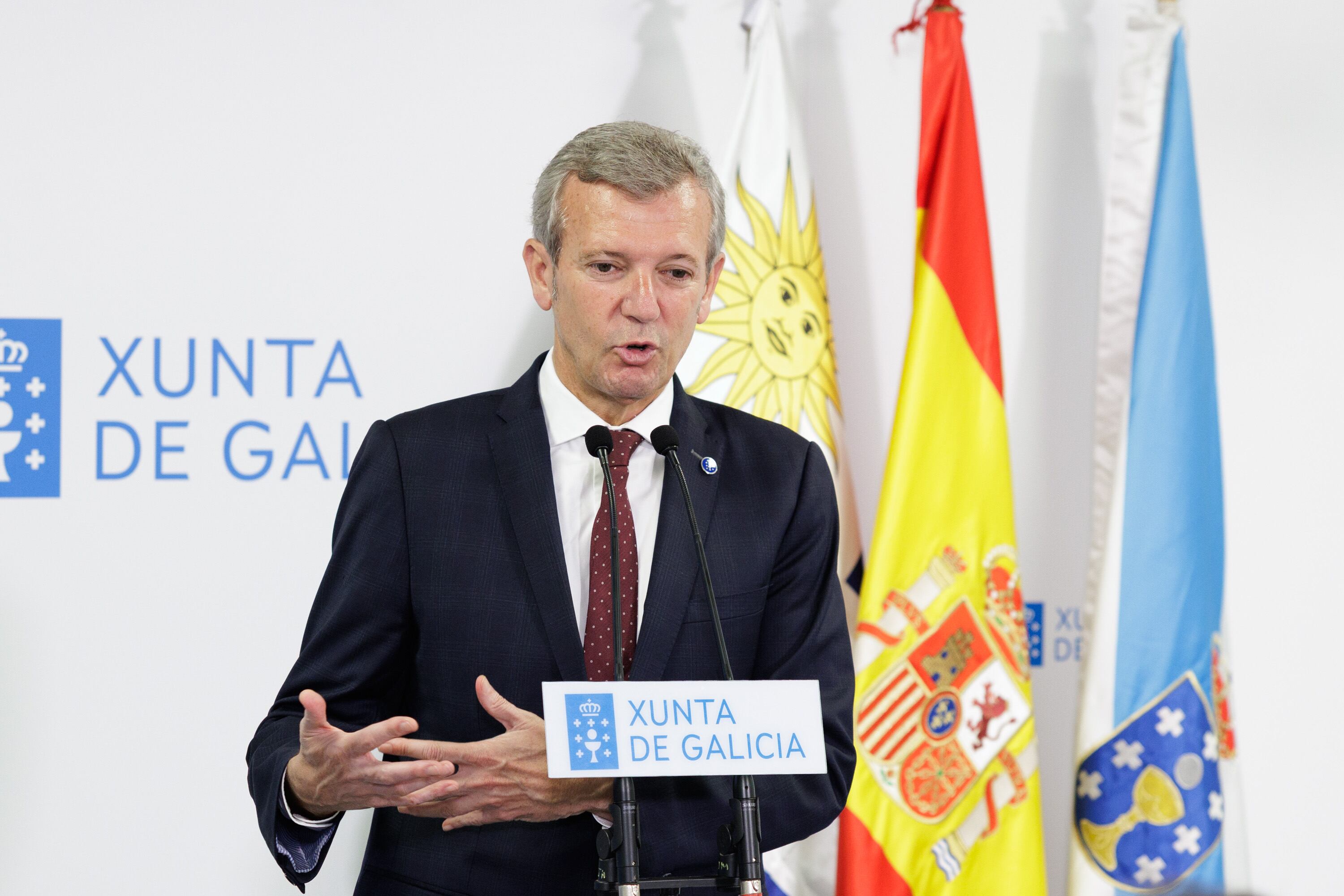 O presidente da Xunta, Alfonso Rueda, acompañado polo conselleiro de Sanidade, Antonio Gómez Caamaño, e o conselleiro de Emprego, Comercio e Emigración, José González, asina un convenio de colaboración coa Asociación Española de Socorros Mutuos de Montevideo. CHUAC (A Coruña), 17/7/25.