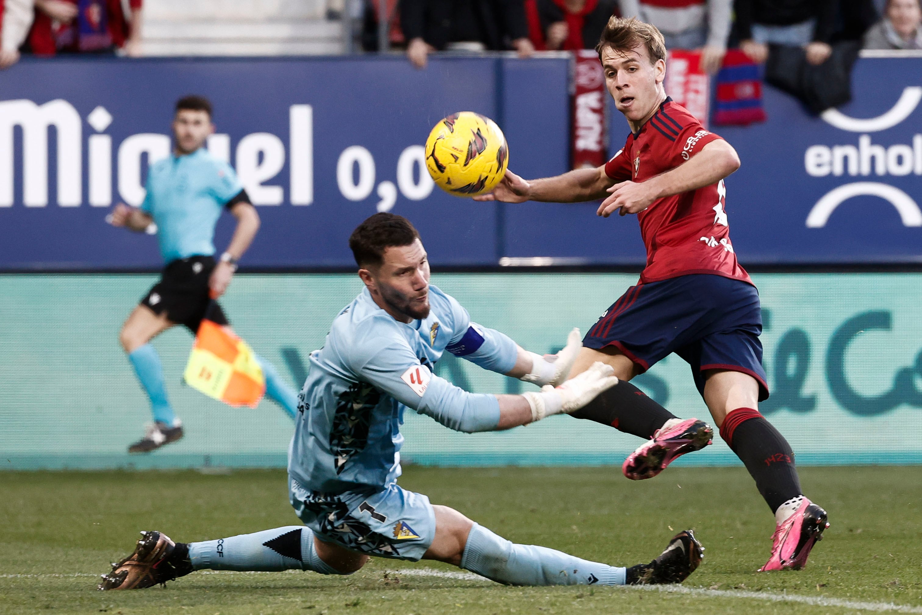 PAMPLONA, 17/02/2024.- El centrocampista del Osasuna Pablo Ibáñez (d) disputa un balón ante el guardameta del Cádiz Jeremías Ledesma (i) durante el partido correspondiente a la jornada 25 de LaLiga disputado entre el Club Atlético Osasuna y el Cádiz CF este sábado en el estadio El Sadar de Pamplona. EFE/ Jesús Diges
