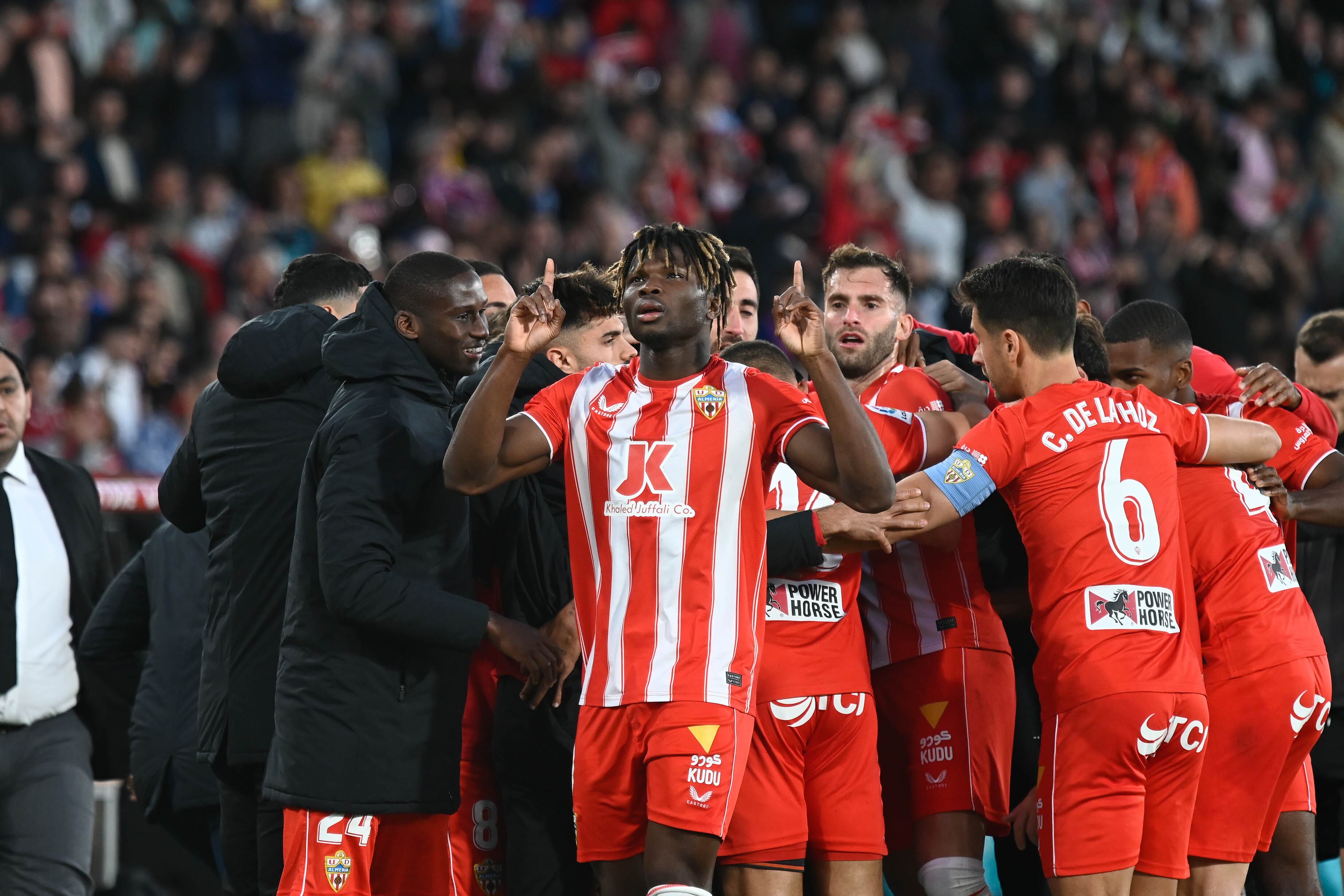 Touré celebrando su gol al Barcelona de Xavi.