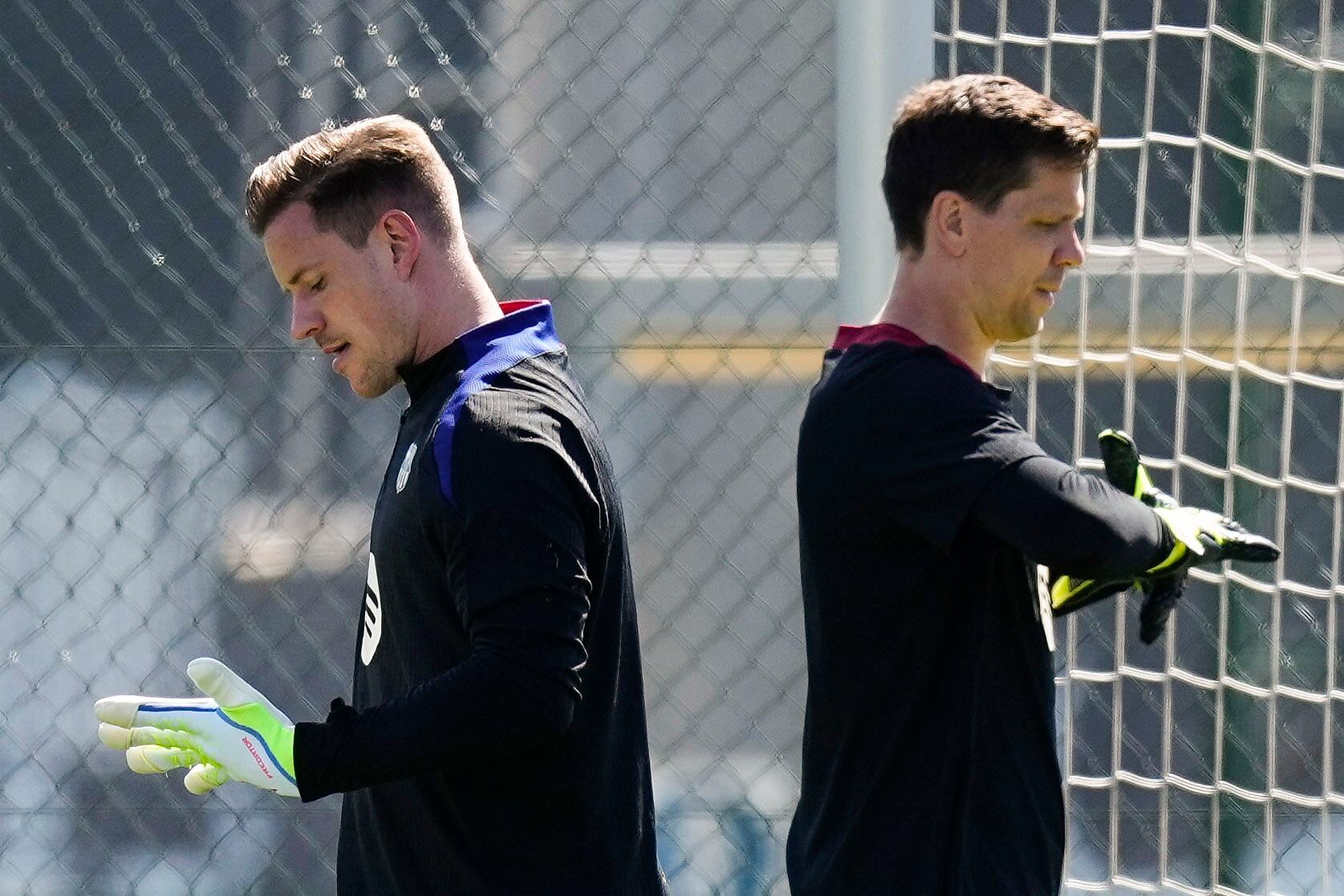 Ter Stegen y Szczesny, juntos en un entrenamiento del FC Barcelona. EFE/ Enric Fontcuberta.