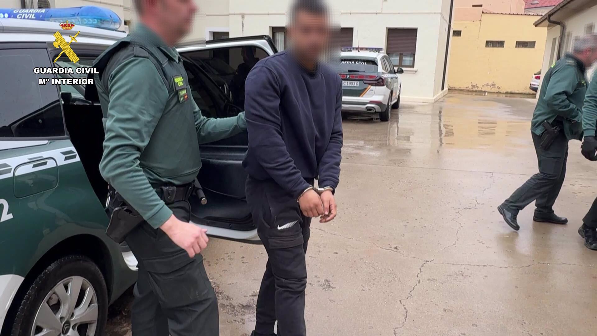 29/02/2024 Uno de los detenidos por los robos en vehículos en Nájera y Tricio.

Efectivos de la Guardia Civil en La Rioja han procedido a la detención de tres personas como presuntas autoras, en diferentes grados de participación, en catorce delitos de robo con fuerza en interior de vehículo y un delito de robo o hurto de uso de vehículo a motor. Se trata de tres varones, residentes en una vivienda ocupada en la localidad de Nájera, con edades comprendidas entre los 21 y 37 años, con historial policial y conocidos de los agentes debido a su &quot;intensa actividad delincuencial&quot;.

SOCIEDAD ESPAÑA EUROPA LA RIOJA
GUARDIA CIVIL DE LA RIOJA
