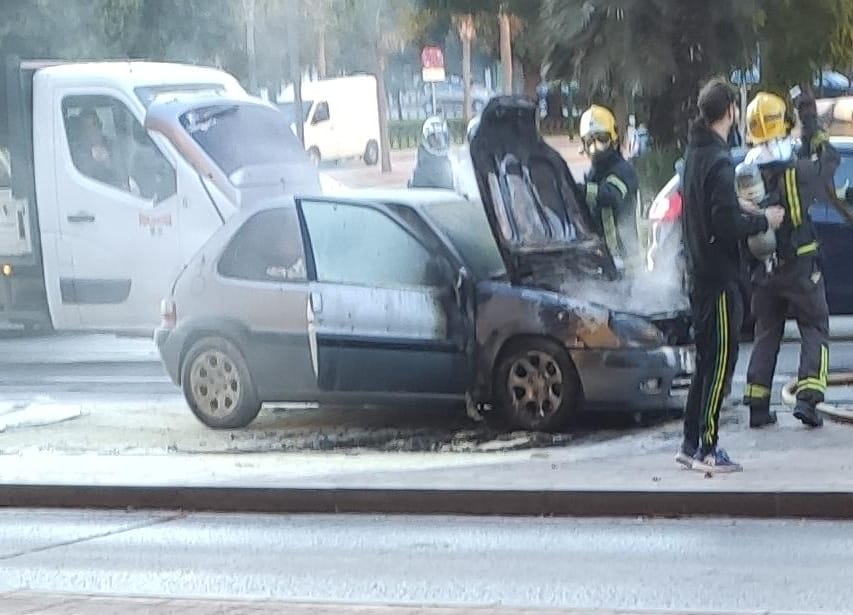 El vehículo incendiado este lunes en la avenida de Andalucía