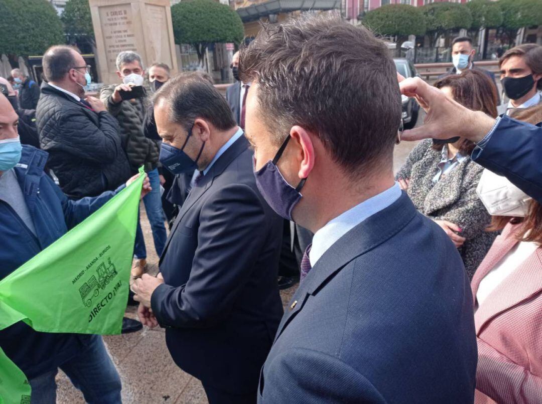 Ábalos observa un pañuelo reivindicativo sobre el Directo en su visita a Burgos