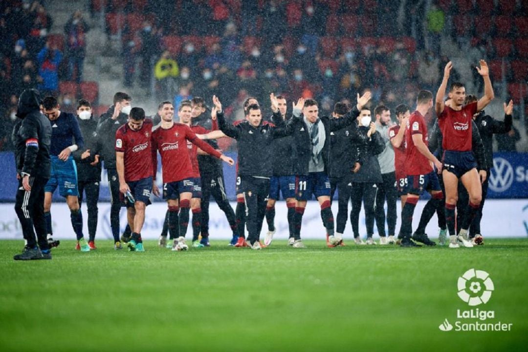 Osasuna celebrando la victoria ante el Cádiz