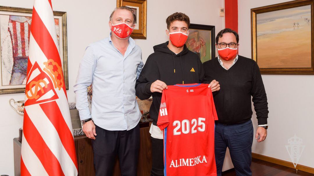 Nacho Méndez posa con una camiseta del Sporting junto al director deportivo Javi Rico (i) y el presidente Javier Fernández (d).