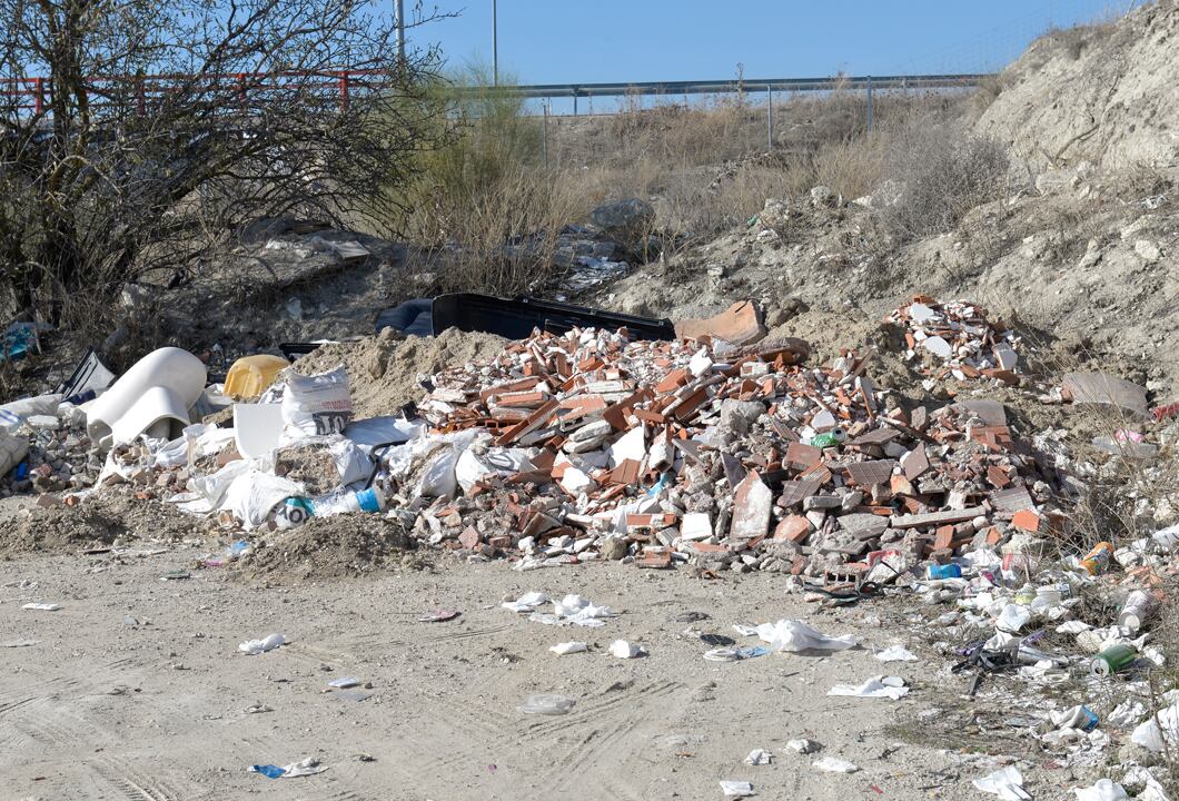 Imagen de archivo de uno de los vertidos ilegales de escombros en un camino rural de Valdemoro