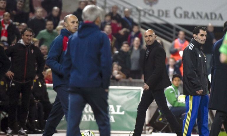 GRA603. GRANADA, 03.03.2016.- El entrenador del Sporting, Abelardo (2-d) abandona el terreno de juego tras ser expulsado por el colegiado, durante el partido de Liga en Primera División ante el Granada disputado esta noche en el estadio Nuevo los Cármenes