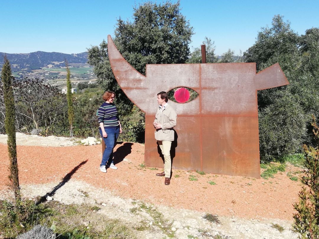 Starck ha insertado varias obras en el medio natural, entre ellas el logo oficial de la almazara