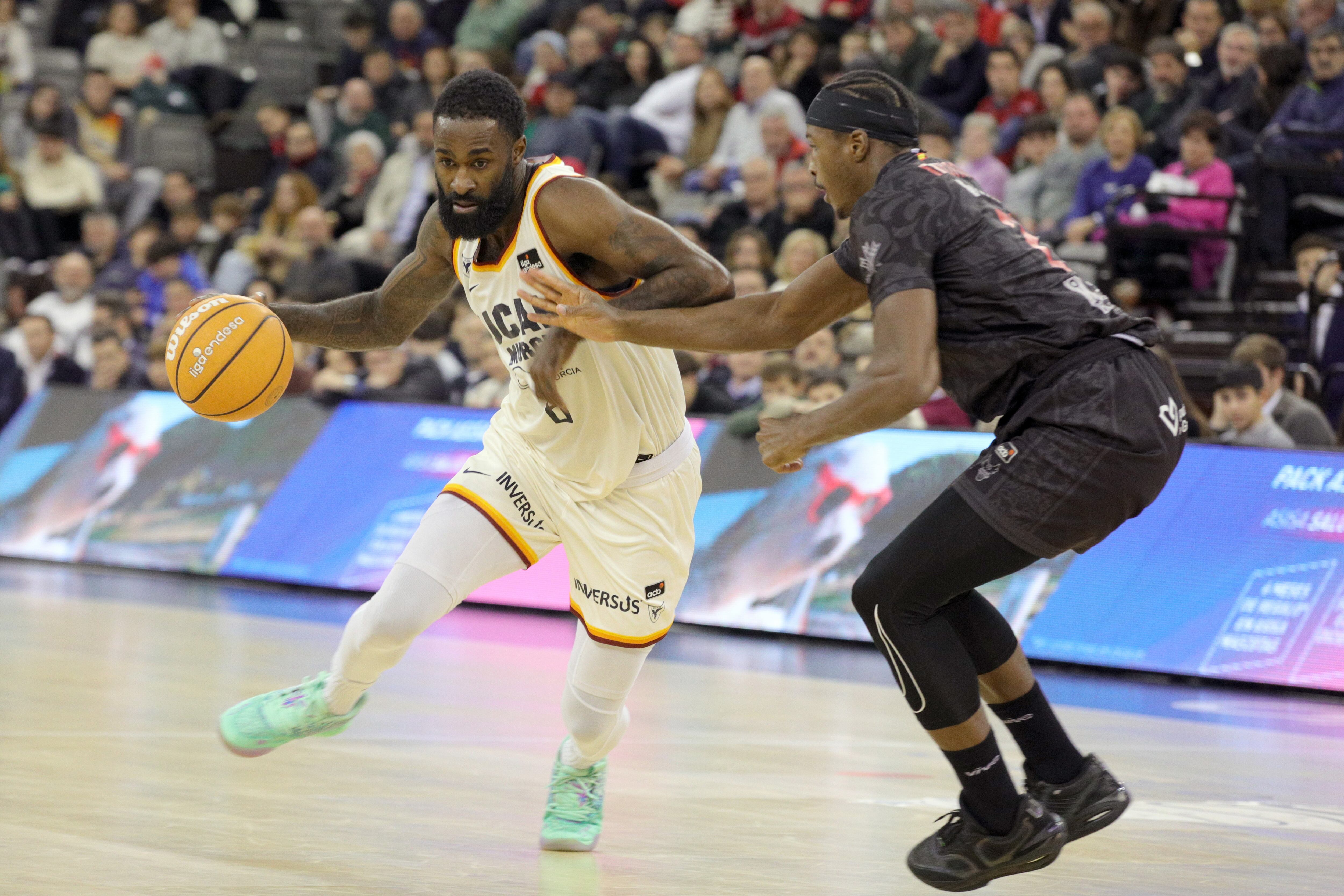 Sant-Roos conduce el balón