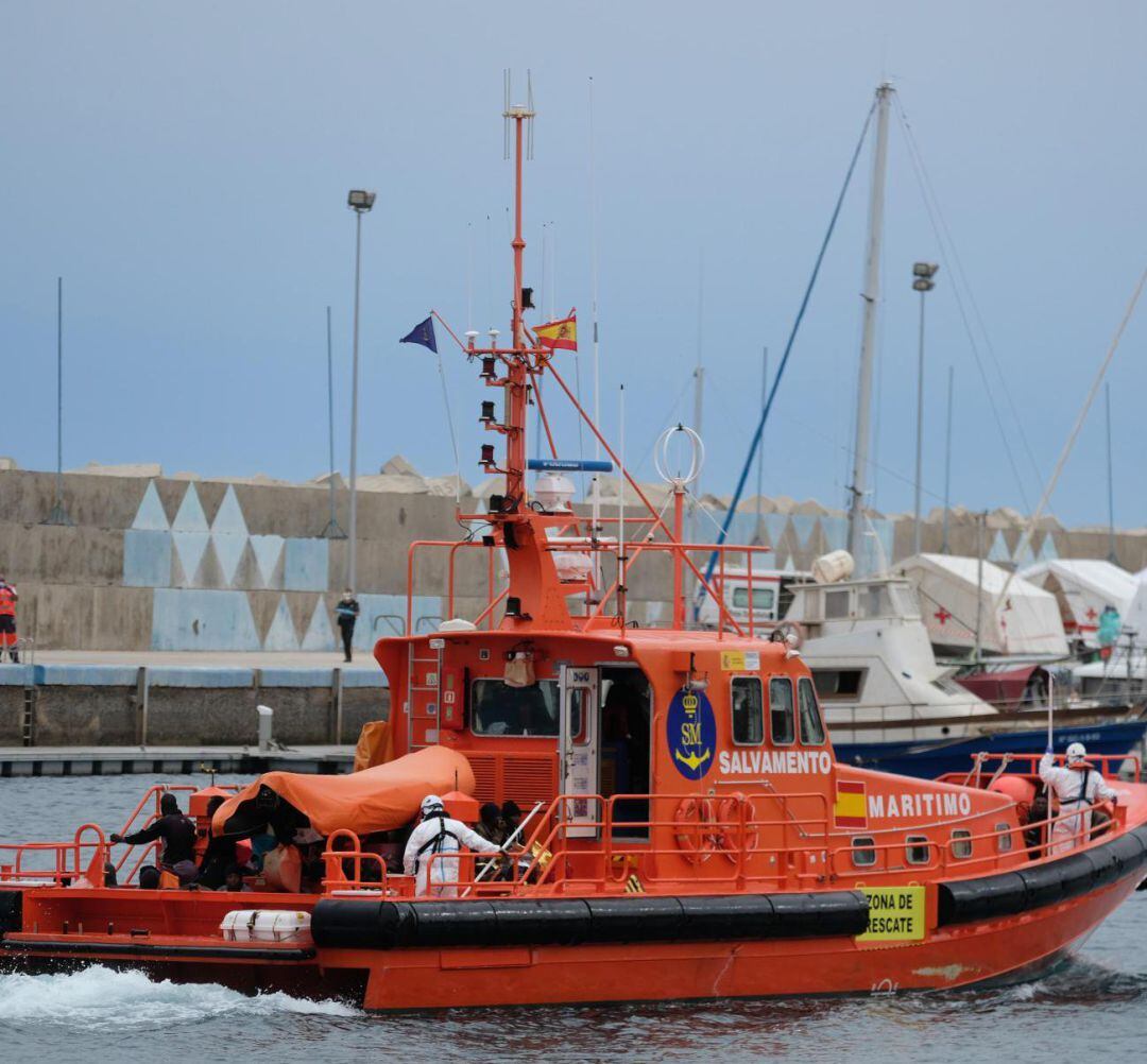 Sanidad detecta 14 positivos en la patera que llegó el domingo a Fuerteventura