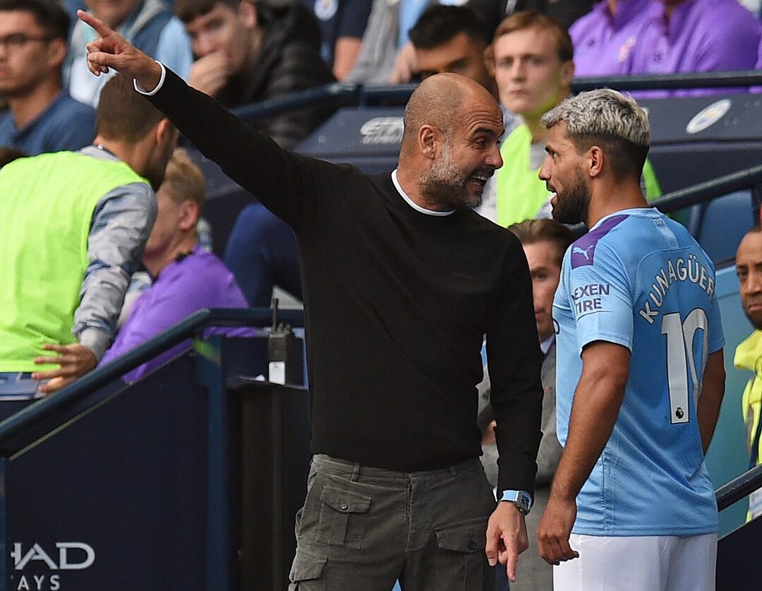 Pep Guardiola y Sergio Aguero, discutiendo tras el cambio realizado por el entrenador español