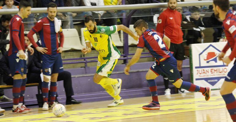 Carlitos controla el balón ante un jugador del Levante.