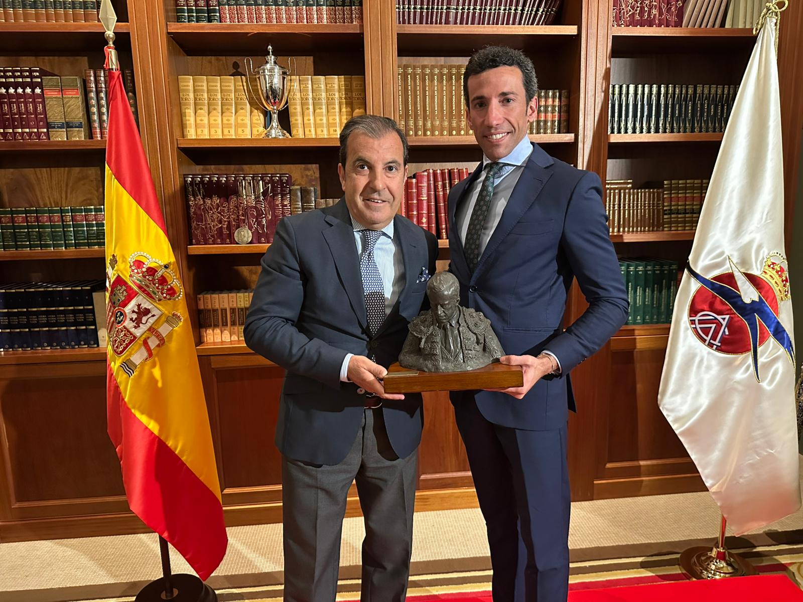 David de Miranda posa con el trofeo Manolo Vázquez junto al hijo del recordado torero de San Bernardo