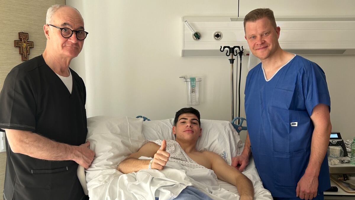 Nico Espinosa tras ser intervenido este viernes por los doctores Ripoll y Lempainen