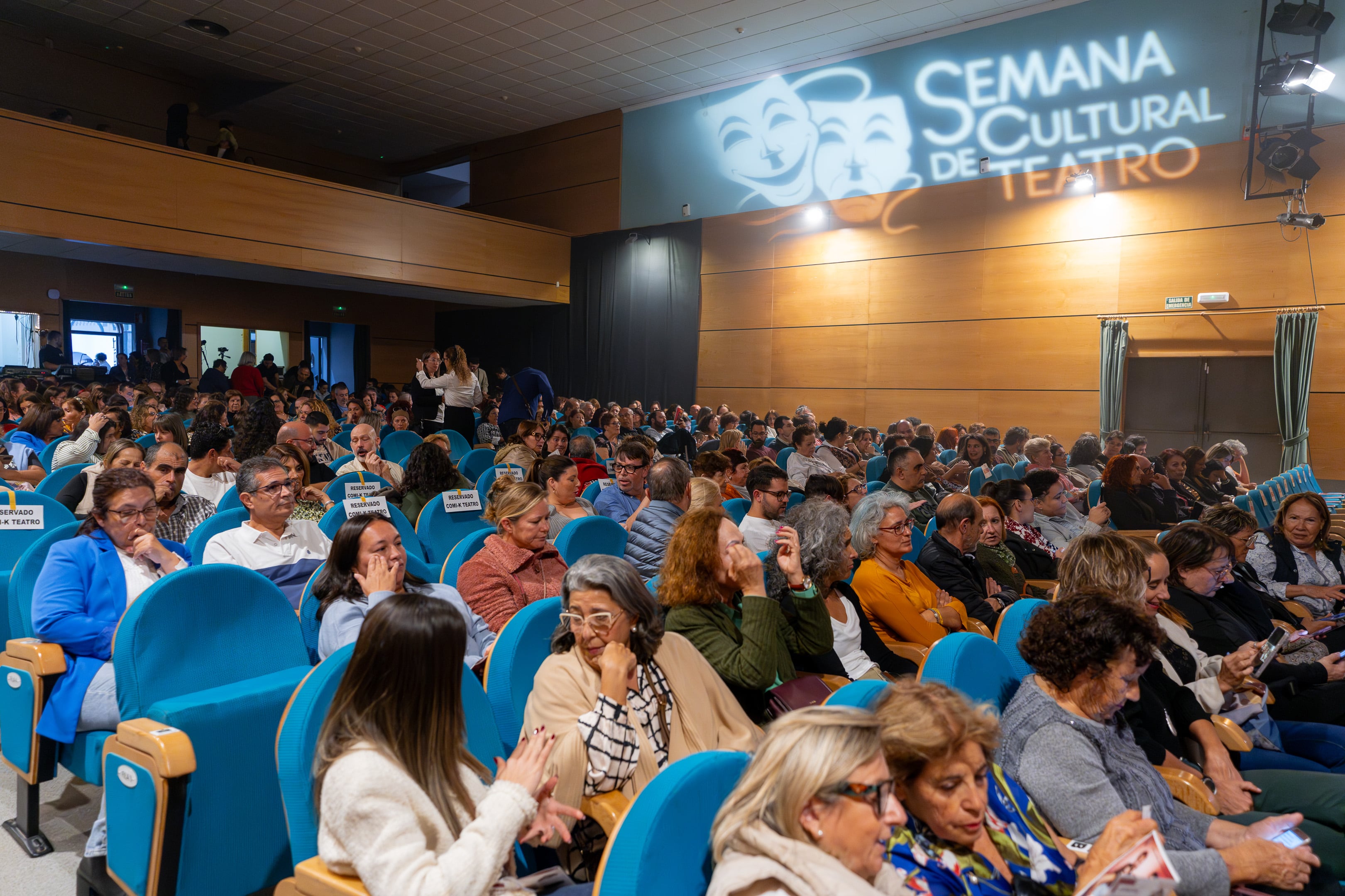 Público asistente a una de las representaciones de la Semana Cultural de Teatro de San Bartolomé.