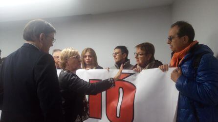 Ximo Puig y Ana Barceló conversando con la plataforma por la defensa de la sanidad pública de la Marina Alta.