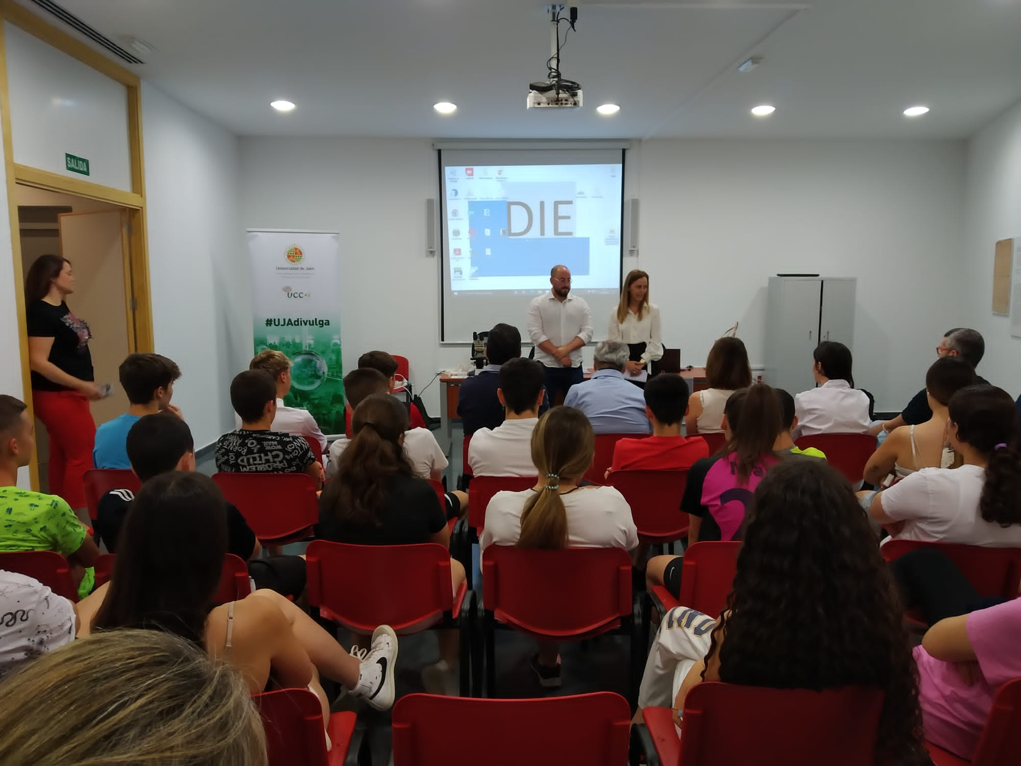 Momento de la presentación de la jornada con el alcalde, Pablo Ruiz, y la vicerrectora de Comunicación, Eva María Murgado