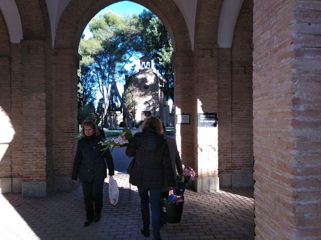 Puerta de entrada del cementerio de Toledo