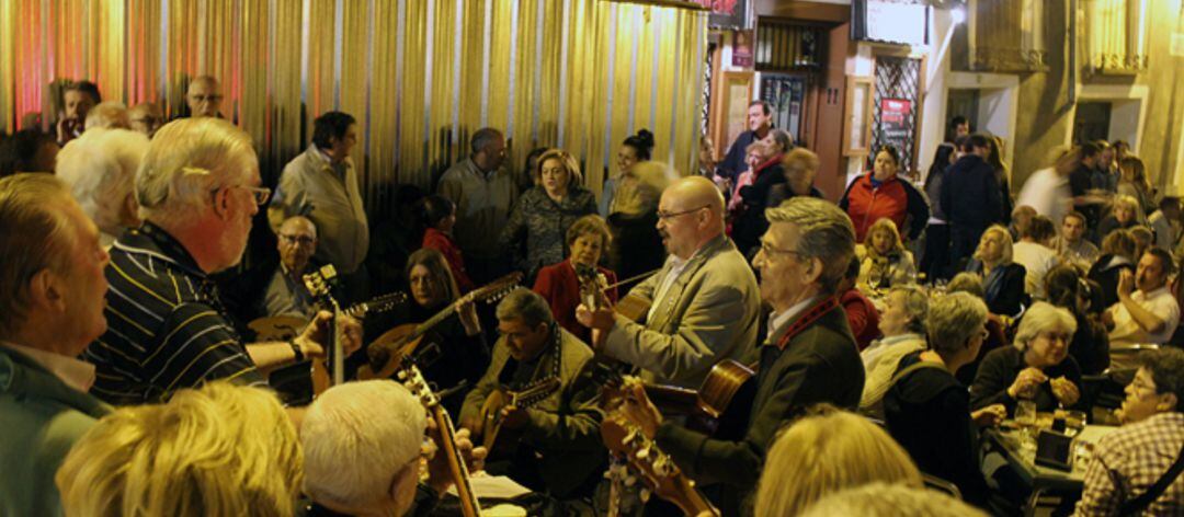 Rondalla Pulso y Púa de Cuenca en plena actuación.