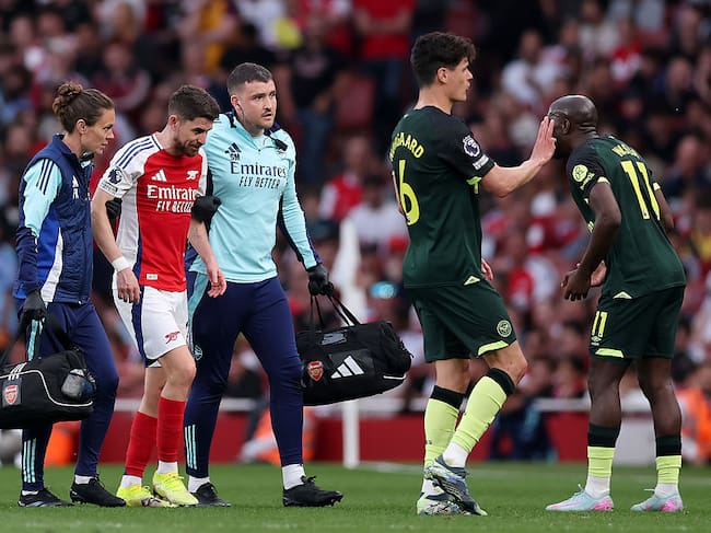 Jorginho saliendo lesionado en el Arsenal-Brentford de la Premier League.