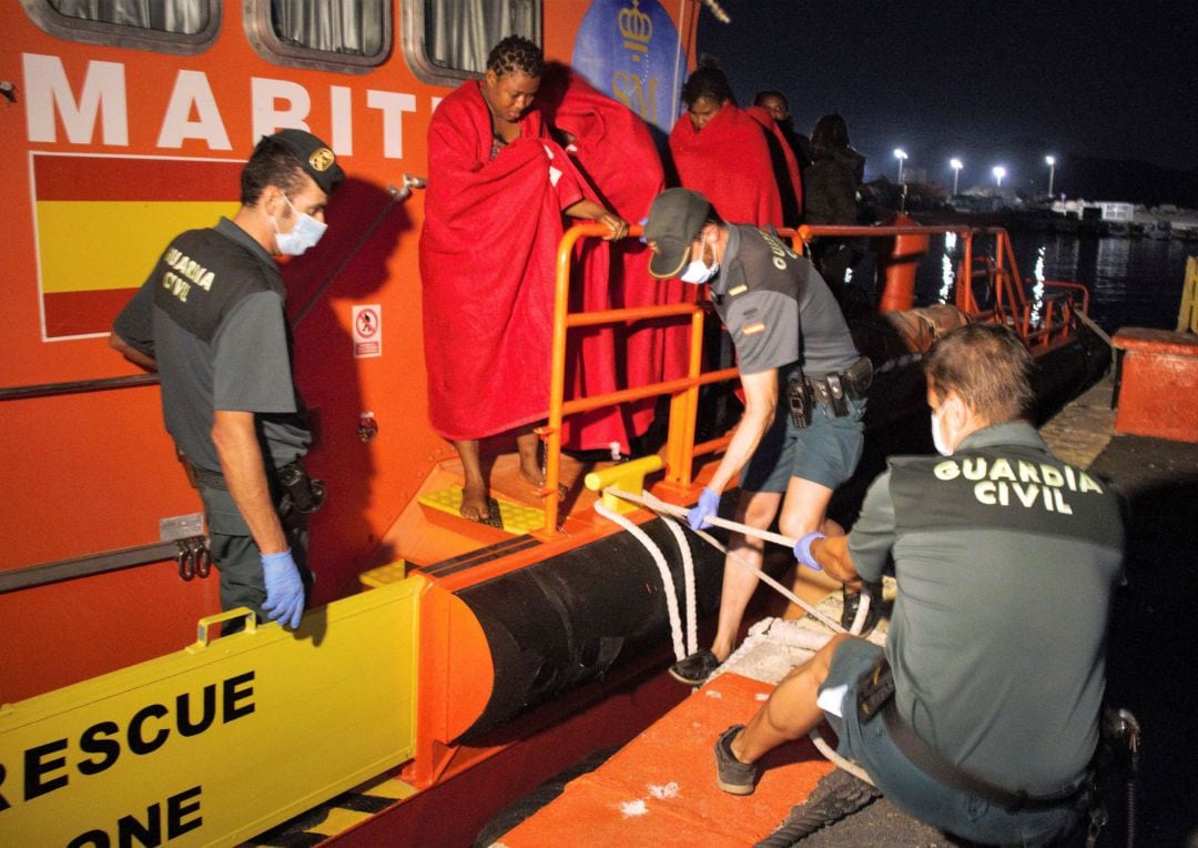 Salvamento Marítimo traslada al Puerto de Motril a los inmigrantes rescatados
