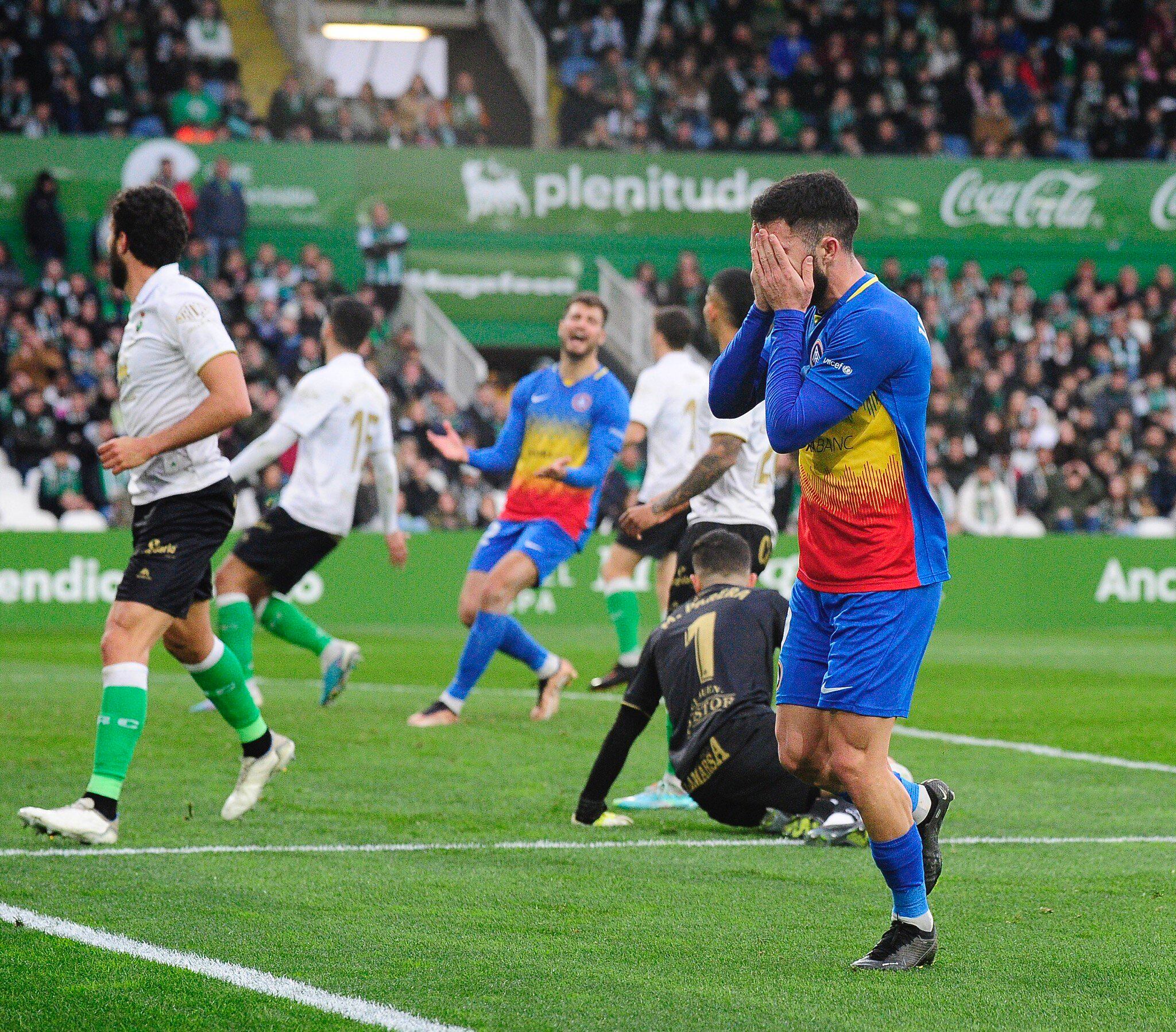 Jacobo González lamenta una ocasió perduda davant el Racing de Santander.