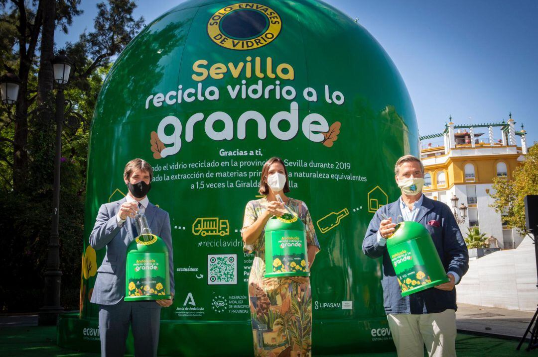 De izquierda a derecha, David Guevara, delegado de Transición Ecológica del Ayuntamiento de Sevilla; Coral Rojas-Marcos, delegada de zona de Ecovidrio; y Borja Martiarena, director de marketing de Ecovidrio 
 