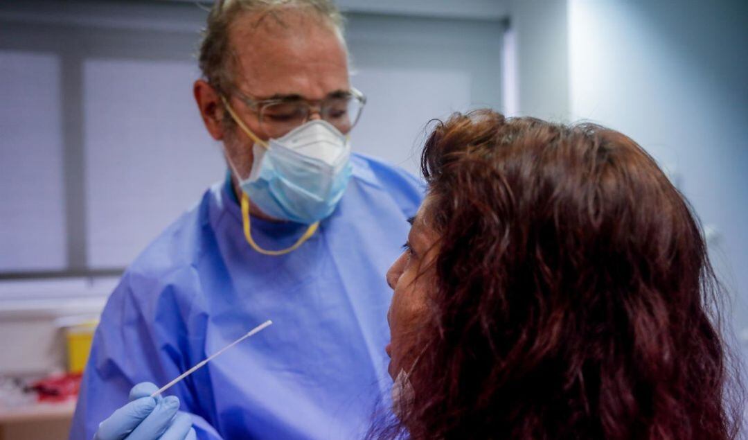 Un sanitario realiza una prueba PCR