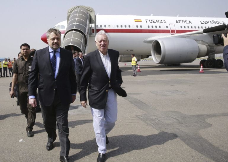 El ministro español de Asuntos Exteriores, José Manuel García-Margallo, que llegó hoy a Nueva Delhi para realizar una visita oficial a la India con el objetivo de estrechar y fortalecer las relaciones políticas y económicas, recibido a pie de pista por el