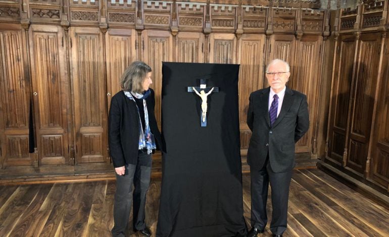 Carmen Norverto y José María Merino junto al Cristo que ha donado