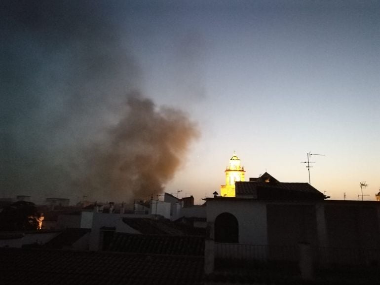 Columna de humo provocada por el incendio de la viienda en la Plaza de San Agustín