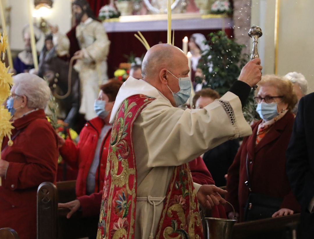 Un sacerdote bendice los ramos de palma en una parroquia de Madrid