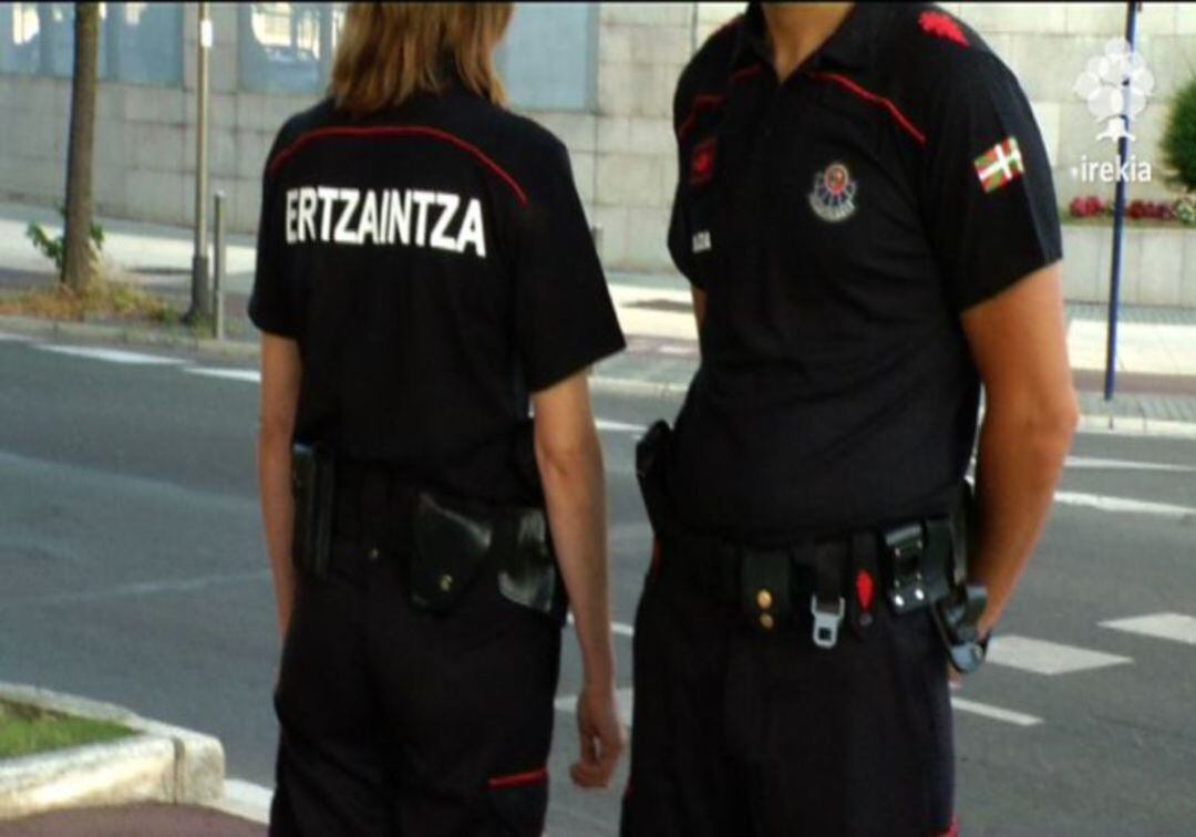 Imagen de dos agentes de la ertzaintza en una calle de San Sebastián