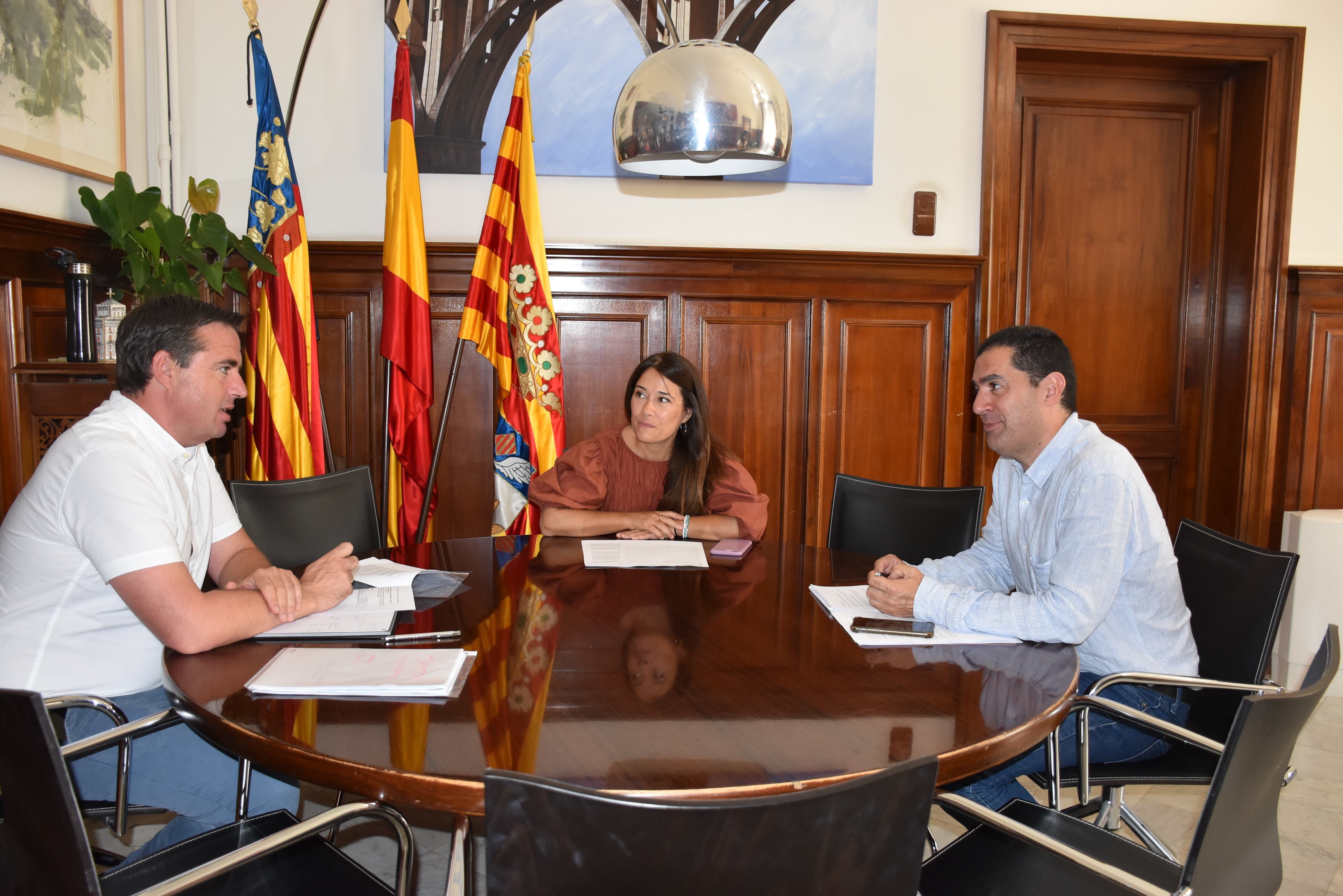 Herick Campos, Lorena Zamorano y Antonio Francés en el encuentro de trabajo en el Ayuntamiento de Alcoy.