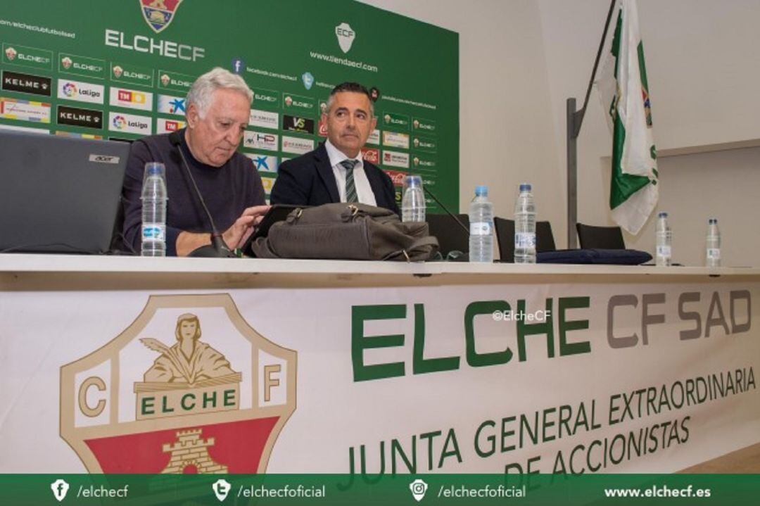 El presidente del Elche Diego García, a la derecha, junto al consejero José Luis Maruenda