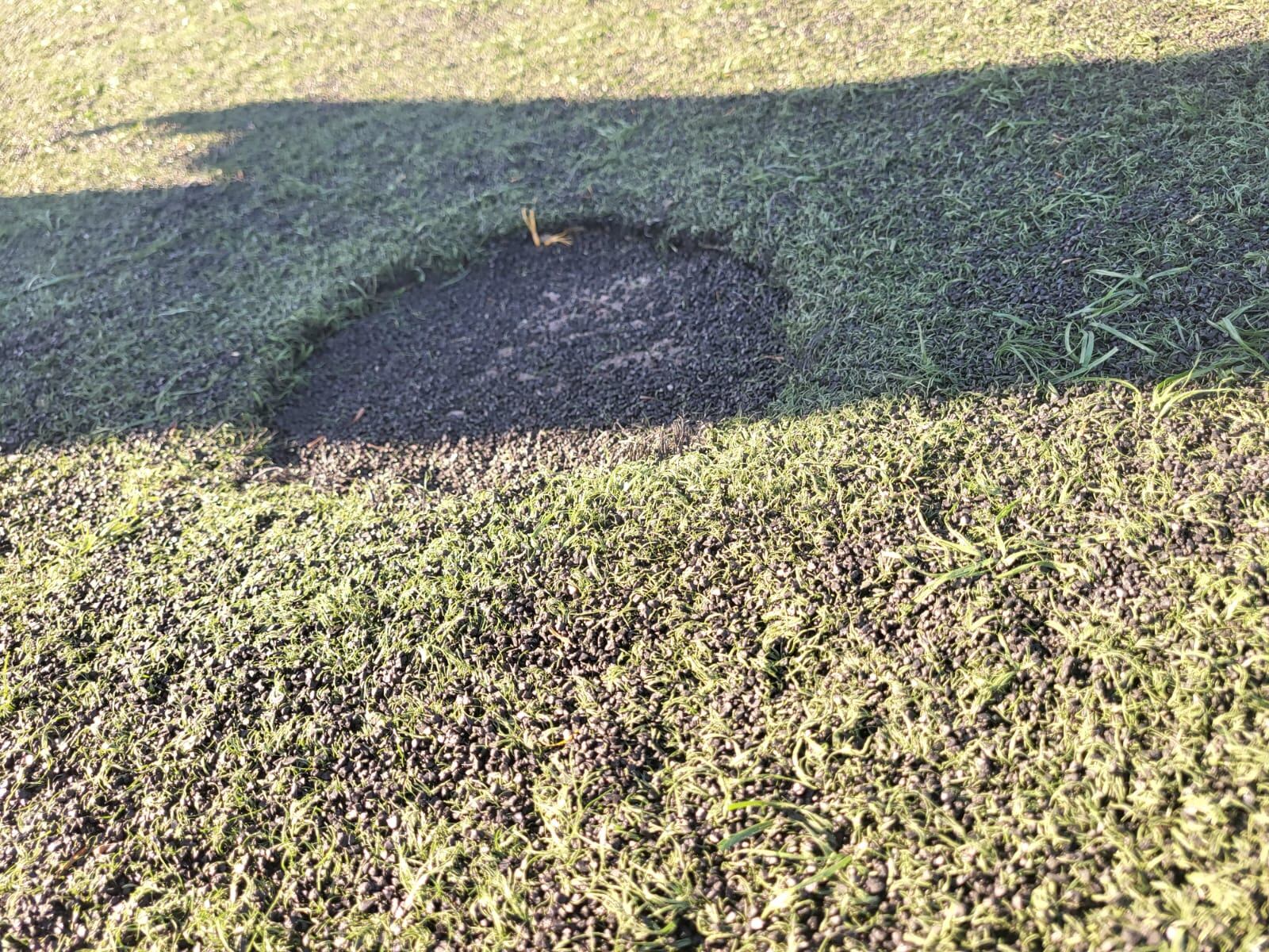 Agujero en el césped artificial del campo &quot;Jesús Fraile&quot; de Patrocinio (Talavera)