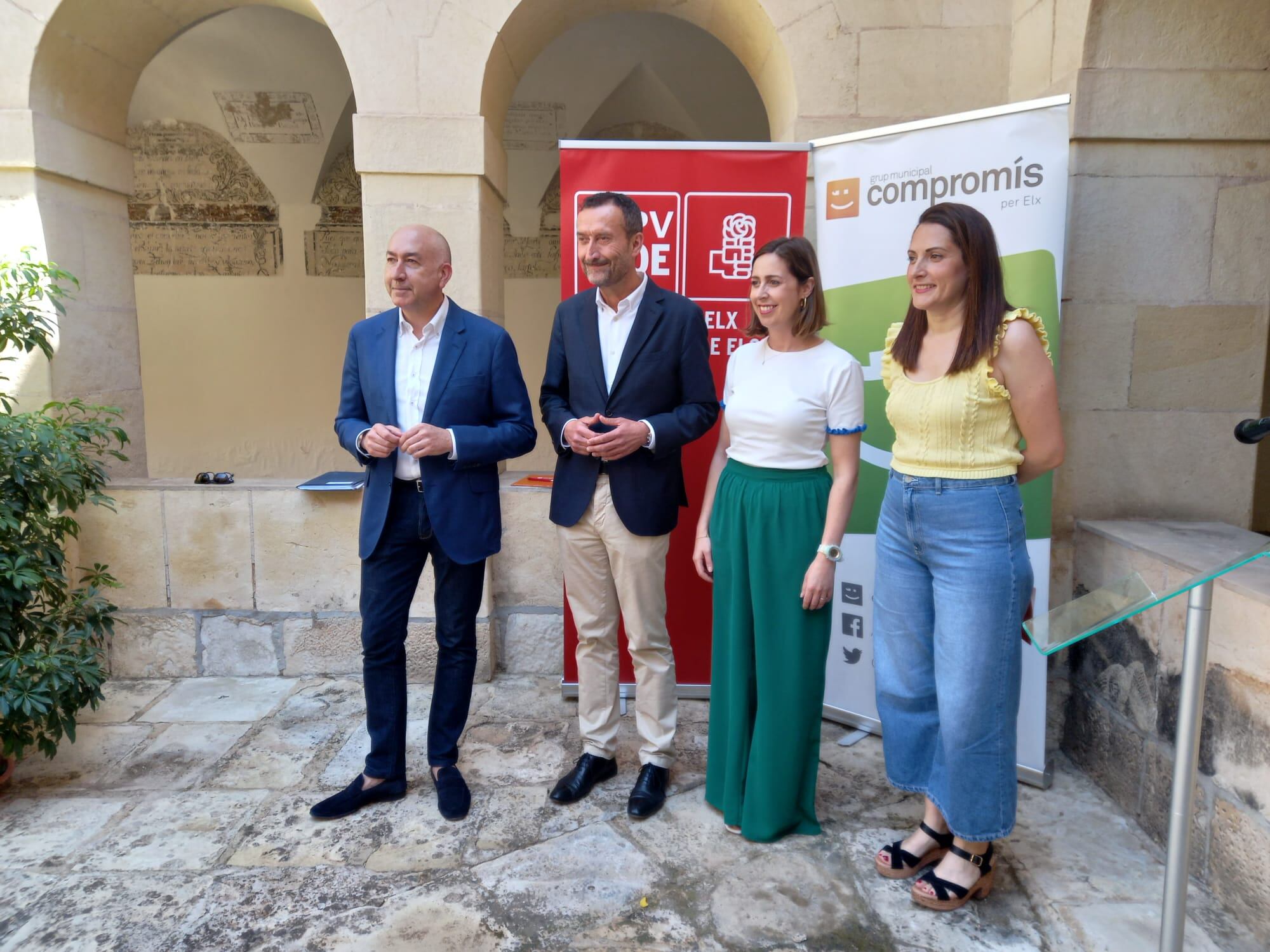 Carlos González, alcalde de Elche, Esther Díez, portavoz de Compromis, Alejandro Soler, secretario general del PSPV-PSOE Alicante y del PSOE Elx y Marian Campello, portavoz Compromis per Elx