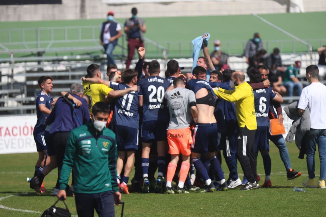 Los jugadores del Celta B celebran su victoria en O Vao.