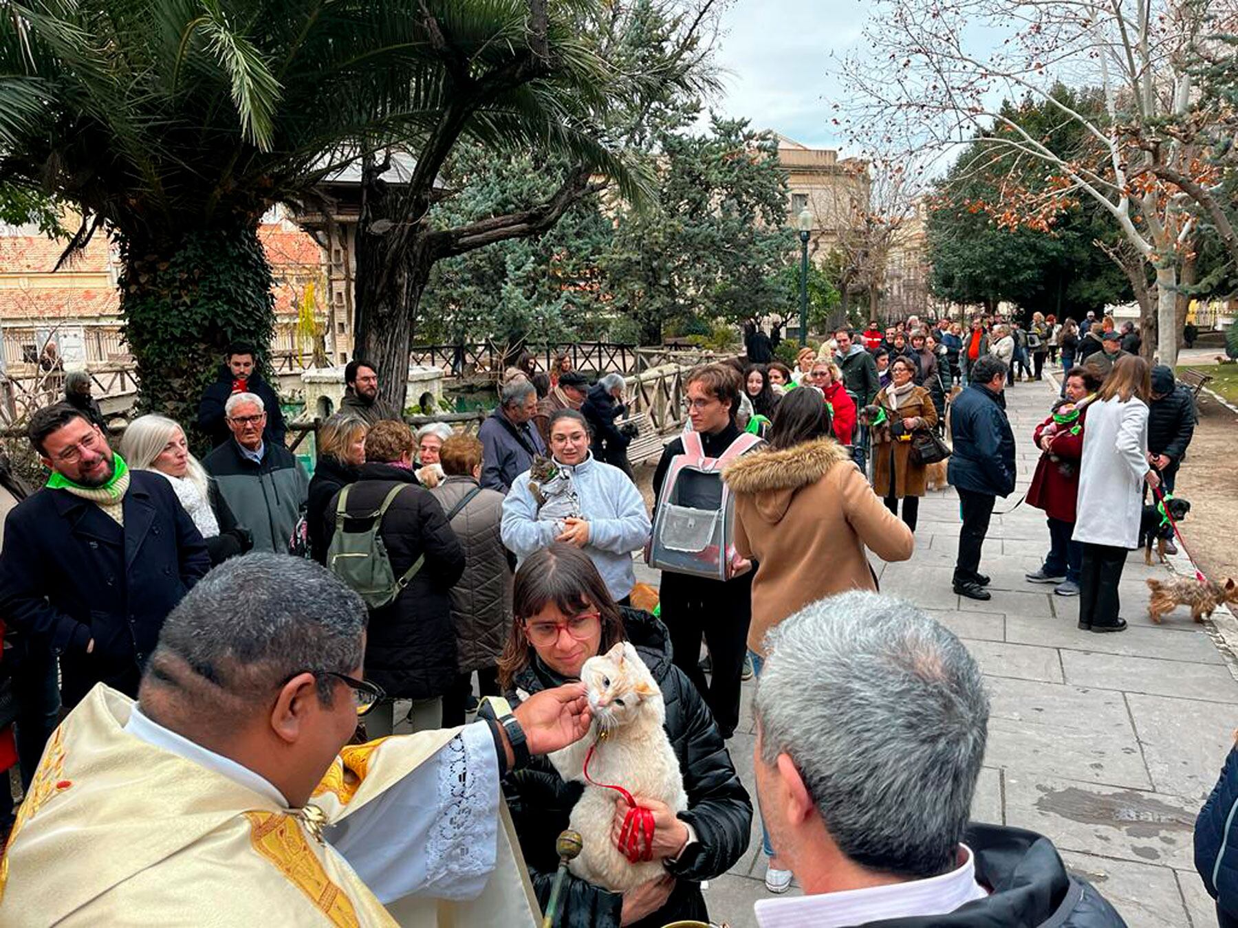 Un instant de la benedicció d'animals a càrrec de Jesús Fuentes Popa en La Glorieta