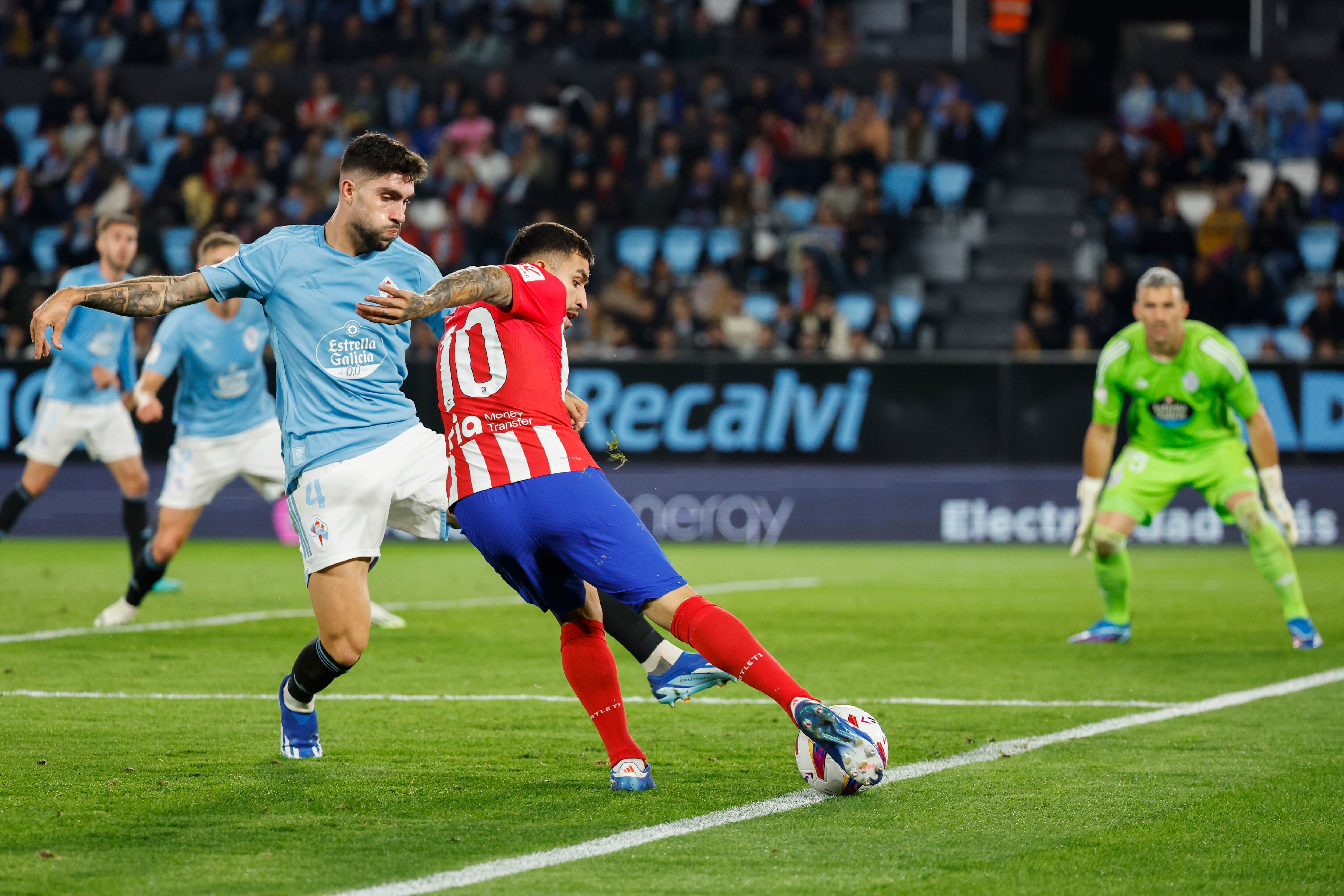 VIGO, 21/10/2023.- El defensa del Celta de Vigo Unái Núñez disputa un balón ante el delantero argentino del Atlético de Madrid Ángel Correa durante el encuentro correspondiente a la décima jornada de LaLiga EA Sports entre el Celta de Vigo y el Atlético de Madrid en el estadio de Balaídos, Vigo, este sábado. EFE/Lavanderia