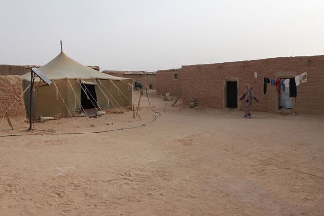 La haima de la izquierda confirma su condición de refugiados. Los paneles solares son su solución para tener luz