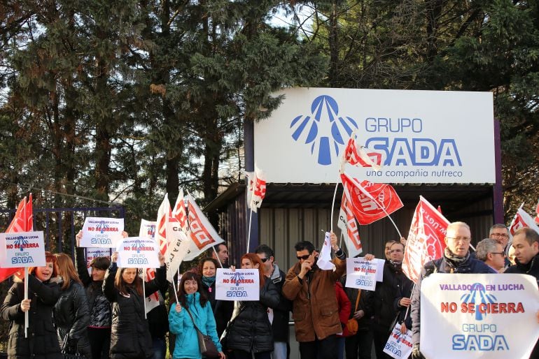 Concentración de trabajadores de SADA frente a las instalaciones de la empresa